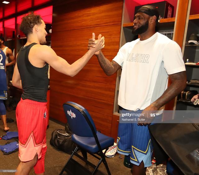 边后卫内收 边后卫内收