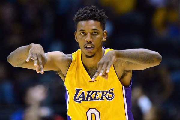 而是在看自 而是在看自